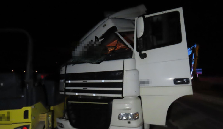 Nákladní vůz v Čistěvsi vjel v rychlosti na staveniště, kde zdemoloval několik stavebních strojů