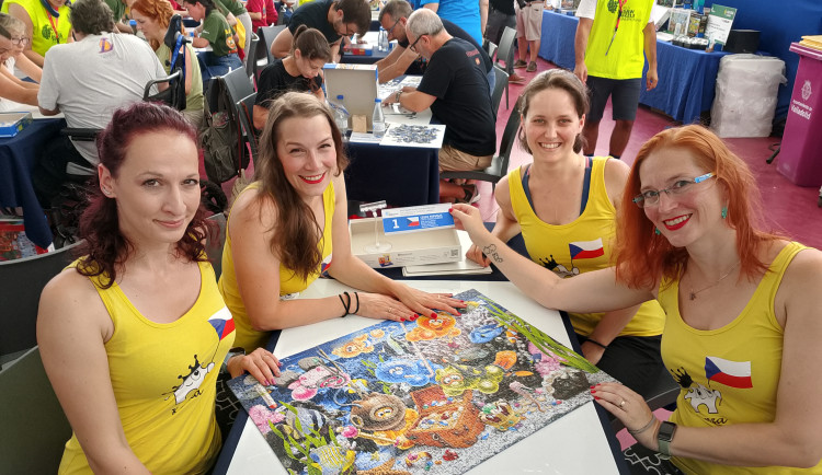 Brněnská pedagožka slaví úspěch. Dovezla z mistrovství světa v puzzle stříbro