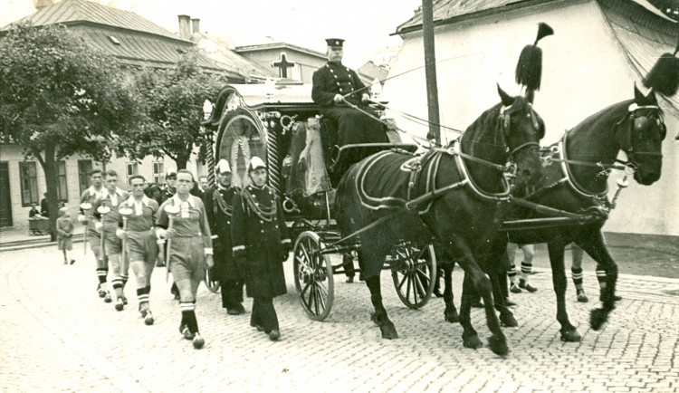Ještě v roce 1960 vzbuzovaly pohřební vozy, tažené koňmi, v jihlavských ulicích pozornost. Před rokem 1950 to byl až na výjimky jediný způsob přepravy zemřelých na hřbitov. Foto: Poskytl Stanislav Jelínek