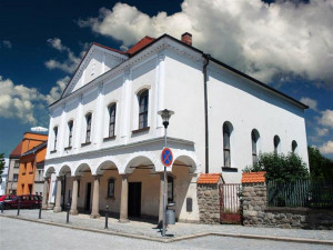 Dvě staletí stará empírová synagoga v Třešti slouží i jako kulturní prostor