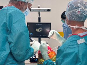 FOTO: Ortopedům v Jihlavě při operaci kolenního kloubu poprvé asistoval robot
