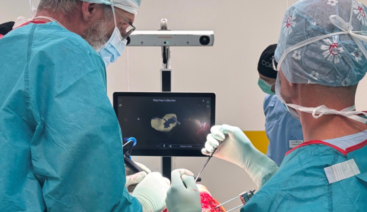 Ortopedům v Jihlavě při operaci kolenního kloubu poprvé asistoval robot