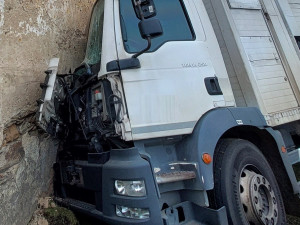Řidič kamionu usnul za volantem, zastavil se až o zeď stodoly v Milovech