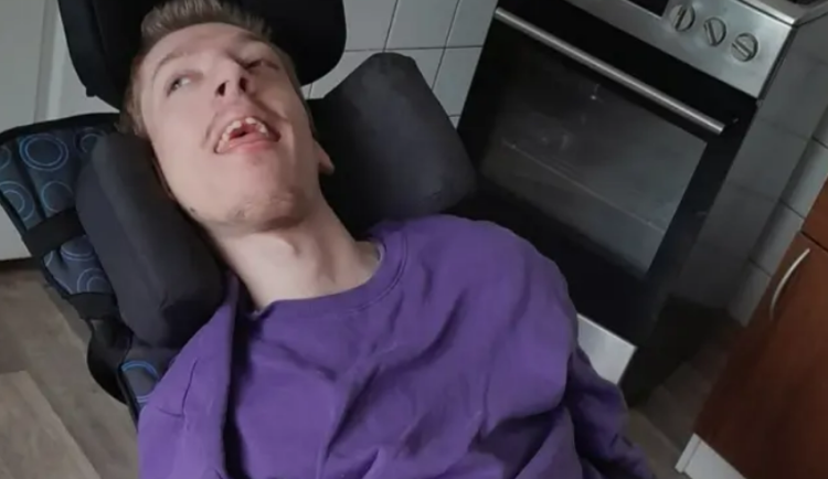 Maminka z Dobronína nonstop pečuje o nemocného syna. Ten potřebuje speciální kočárek