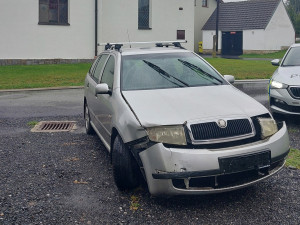 Řidič na křižovatce naboural tři auta a ujel. Auto stálo odemčené v Třeštici