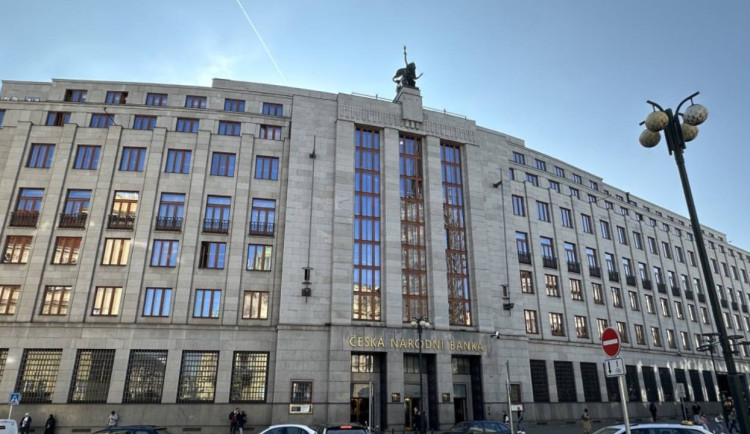 ČNB ponechává sazby beze změny, inflace mírně klesá