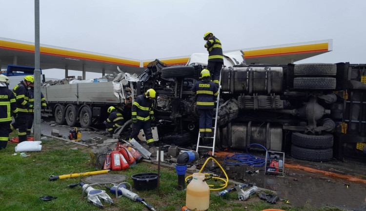 Hrozivá nehoda u čerpací stanice na D5. Srazily se dva kamiony a začalo tam hořet