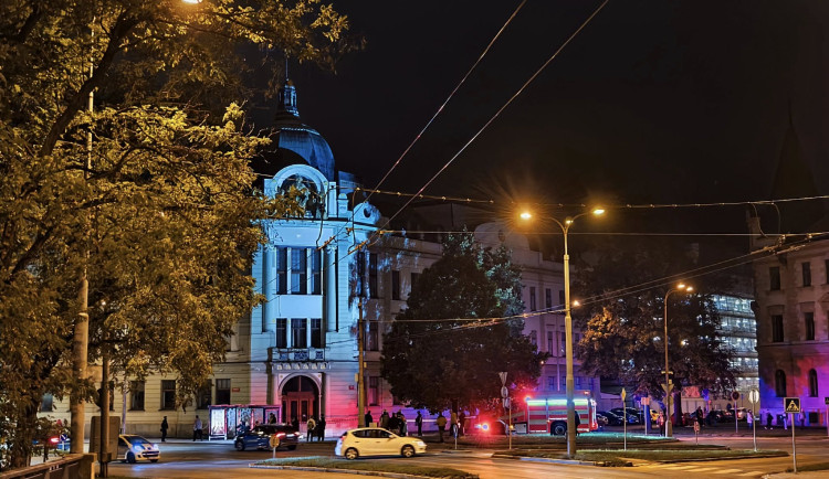 Z budovy státního zastupitelství v Budějcích upadl na chodník kus sochy