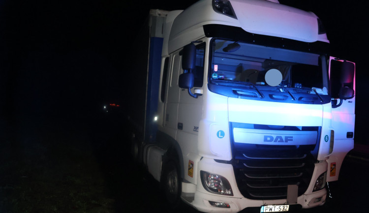 Po dálnici jel večer cizinec, který měl téměř dvě a půl promile. Řídil kamion. Foto: Se svolením Policie ČR