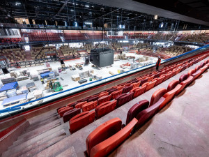 FOTO: Stavba Horácké arény míří do finále, i unikátní LED mantinely jsou na místě