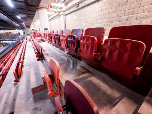 FOTO: Stavba Horácké arény míří do finále, unikátní LED mantinely jsou na místě