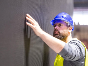 FOTO: Stavba Horácké arény míří do finále, unikátní LED mantinely jsou na místě