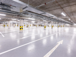 FOTO: Stavba Horácké arény míří do finále, unikátní LED mantinely jsou na místě