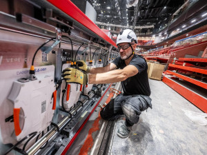 FOTO: Stavba Horácké arény míří do finále, unikátní LED mantinely jsou na místě