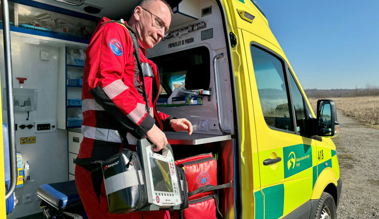 Záchranáři ošetřovali popáleného muže v Karviné, horký čaj mu poranil i obličej