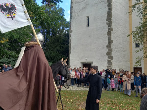 FOTO: Před kostel v Lukách nad Jihlavou přijel v poledne svatý Václav na koni