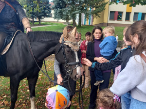 FOTO: Před kostel v Lukách nad Jihlavou přijel v poledne svatý Václav na koni