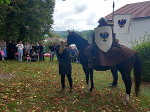 FOTO: Před kostel v Lukách nad Jihlavou přijel v poledne svatý Václav na koni