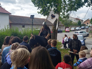 FOTO: Před kostel v Lukách nad Jihlavou přijel v poledne svatý Václav na koni