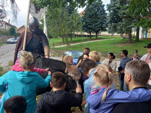 FOTO: Před kostel v Lukách nad Jihlavou přijel v poledne svatý Václav na koni