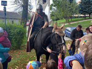 FOTO: Před kostel v Lukách nad Jihlavou přijel v poledne svatý Václav na koni