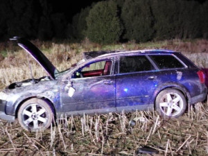 Devatenáctiletý řidič za volantem audi jel moc rychle a kolem půlnoci havaroval