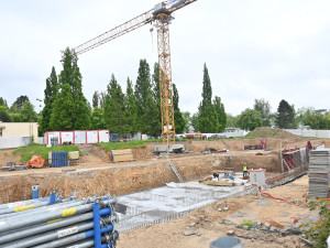 Nekonečný příběh pokračuje. Jihlavská vysoká škola už zase může stavět koleje