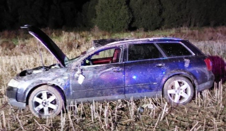 Devatenáctiletý řidič za volantem audi jel moc rychle a kolem půlnoci havaroval. Foto: Se svolením Policie ČR