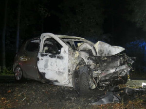 U Benátek v noci hořelo auto, řidič zůstal zaklíněný uvnitř a zemřel