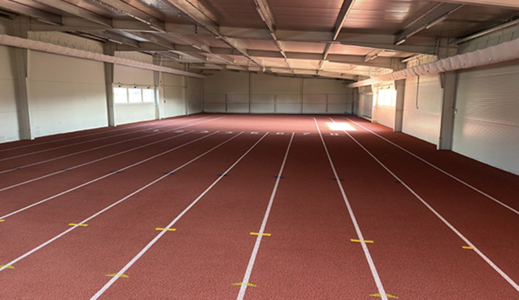 Třebíč slavnostně otevřela atletický tunel, v Jihlavě něco podobného zatím chybí. Foto: Se svolením TJ Spartak Třebíč