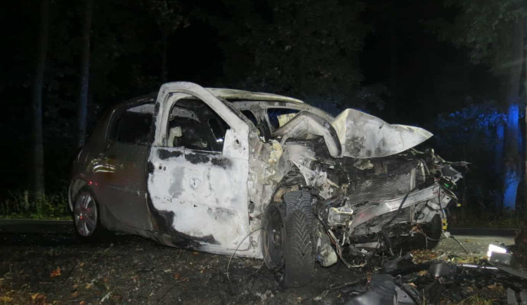 U Benátek v noci hořelo auto, řidič zůstal zaklíněný uvnitř a zemřel