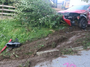 Řidič v Brtnici měl problém vejít se na silnici. Poškodil vše, co mu stálo v cestě
