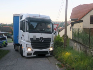 Řidič v Brtnici měl problém vejít se na silnici. Poškodil vše, co mu stálo v cestě