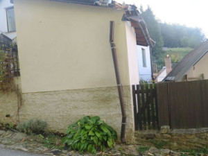 Řidič v Brtnici měl problém vejít se na silnici. Poškodil vše, co mu stálo v cestě