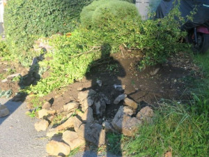 Řidič v Brtnici měl problém vejít se na silnici. Poškodil vše, co mu stálo v cestě