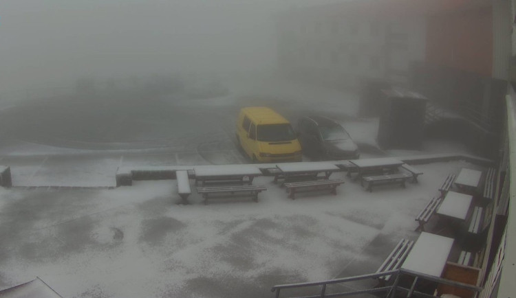 Na Pradědu je bílo, sněžit bude i ve čtvrtek. Po ránu mohou přijít mrznoucí mlhy