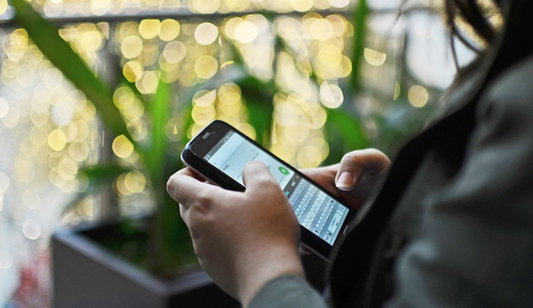 Mami, spadl mi telefon do dřezu. Seniorka poslala podvodníkům 150 tisíc