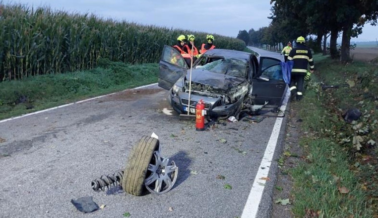 Řidič se nevěnoval řízení a u Staré Říše rozbil auto. Škoda je 220 tisíc korun. Foto: Se svolením Policie ČR