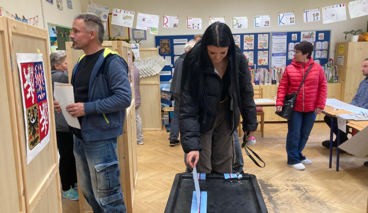 Vysoká účast i problémy s eDoklady. V Olomouci proudí k urnám zástupy voličů