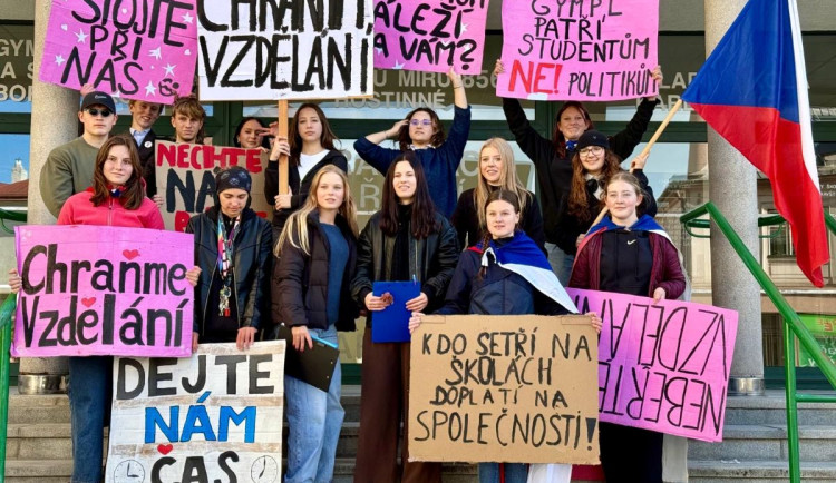 Studenti v Hostinném vyšli do ulic, bojí se zániku osmiletého gymnázia