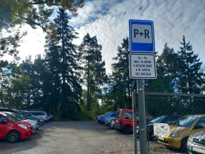 Parkování v Jihlavě XVIII: Parkoviště u krajského úřadu nabízí téměř sto míst zdarma