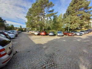 Parkování v Jihlavě XVIII: Parkovitě u krajského úřadu nabízí téměř sto míst zdarma