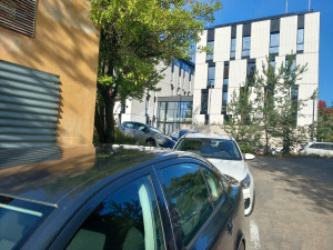 Parkování v Jihlavě XVIII: Parkovitě u krajského úřadu nabízí téměř sto míst zdarma