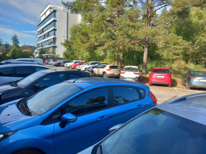 Parkování v Jihlavě XVIII: Parkovitě u krajského úřadu nabízí téměř sto míst zdarma