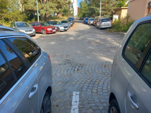 Parkování v Jihlavě XVIII: Parkovitě u krajského úřadu nabízí téměř sto míst zdarma