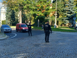 Aktuálně z Jihlavy: Žáci a učitelé ze ZŠ Křížová jsou evakuováni kvůli bombě