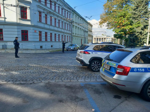 Aktuálně z Jihlavy: Žáci a učitelé ze ZŠ Křížová jsou evakuováni kvůli bombě