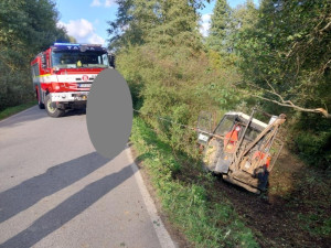 U Třeštice boural pětasedmdesátiletý traktorista. Vjel na krajnici a převrátil se