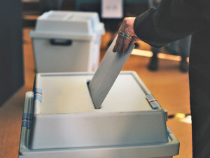 Před volební místností běhal velký černý pes. Voliči se báli přiblížit