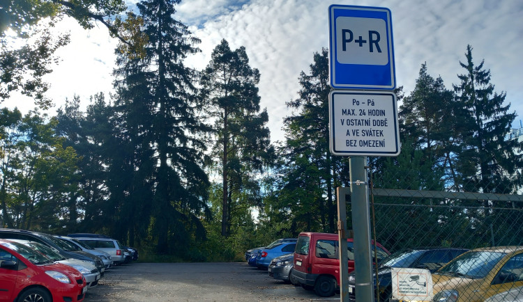 Parkování v Jihlavě XVIII: Parkovitě u krajského úřadu nabízí téměř sto míst zdarma